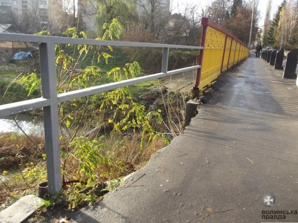 Мерія Луцька за три місяці не змогла ліквідувати «провалля» на мості. ФОТО